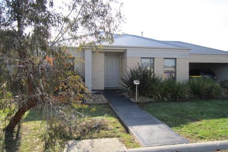 Property photo of 1 Flax Place Pakenham VIC 3810