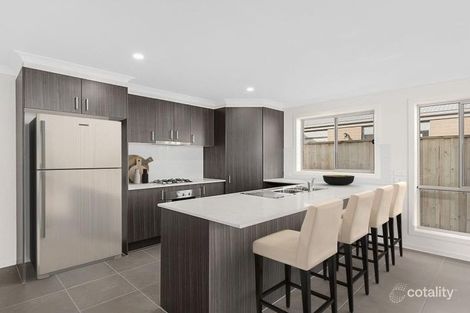Property photo of 32 Lanthorn Crescent Cranbourne East VIC 3977