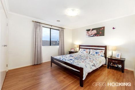 Property photo of 18 Braeside Walk Caroline Springs VIC 3023