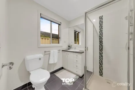 Property photo of 15 Sapphire Crescent Pakenham VIC 3810