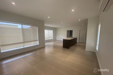 2/9 CASUARINA CT, HARKNESS, VIC 3337