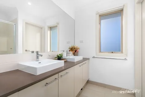 Property photo of 16 Weemala Grove Werribee VIC 3030