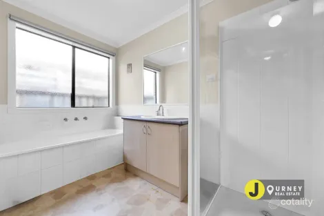 Property photo of 10 Bentley Court Pakenham VIC 3810