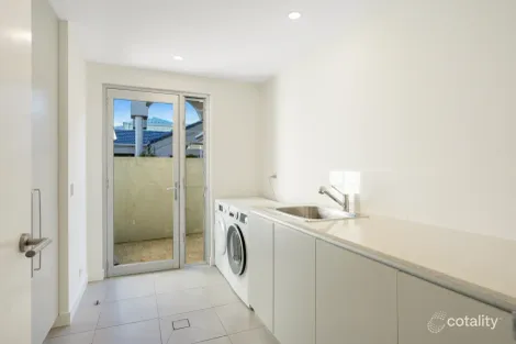 Property photo of 37 Martinique Way Clear Island Waters QLD 4226