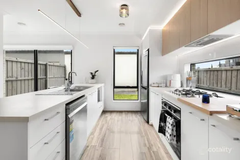 Property photo of 2 Peterlee Walk Werribee VIC 3030