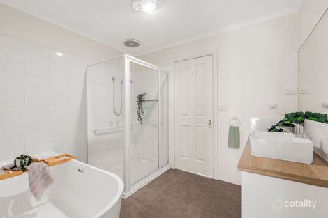 Property photo of 1 Gardenview Close Mill Park VIC 3082