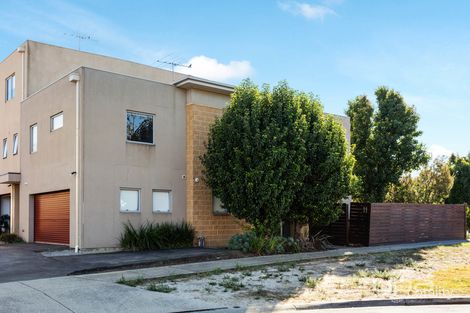 Property photo of 11/4 Hopetoun Green Caroline Springs VIC 3023