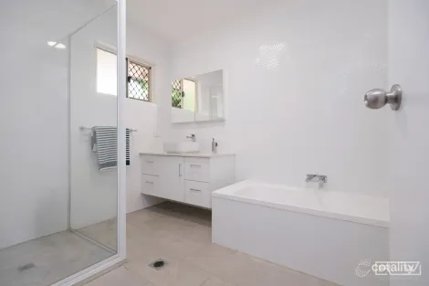 Property photo of 22 Waterview Drive Lammermoor QLD 4703