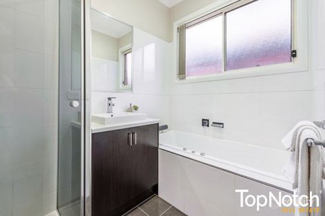 Property photo of 33 Elsternwick Way Craigieburn VIC 3064