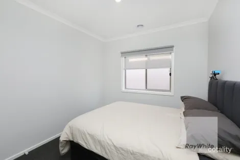 Property photo of 5 Leaf Street Mickleham VIC 3064