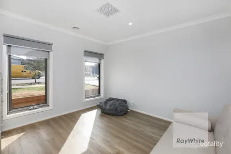 Property photo of 5 Leaf Street Mickleham VIC 3064