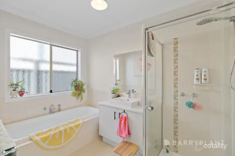 Property photo of 30 Darwin Way Pakenham VIC 3810