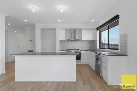 Property photo of 33 Eaglemont Way Werribee VIC 3030