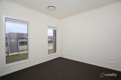 Property photo of 5 Gateway Avenue Pakenham VIC 3810