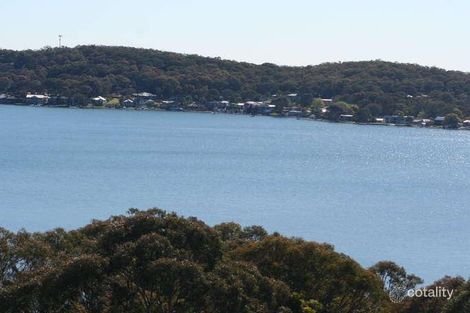 Property photo of 19 Ealing Crescent Fishing Point NSW 2283