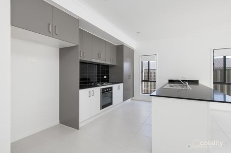 Property photo of 33 Amesbury Way Clyde North VIC 3978