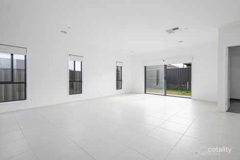 Property photo of 33 Amesbury Way Clyde North VIC 3978