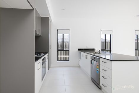 Property photo of 33 Amesbury Way Clyde North VIC 3978