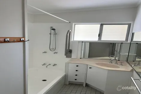 Property photo of 8 Suzanne Street Wynnum West QLD 4178