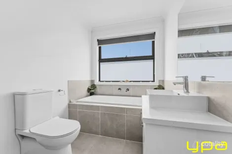 Property photo of 15 Kimzy Circuit Werribee VIC 3030