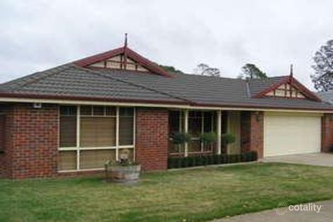 4 Somerset Cres, Mansfield, VIC 3722