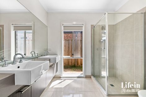 Property photo of 18 Kingsbridge Boulevard Williams Landing VIC 3027