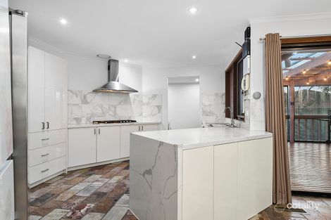 Property photo of 10 Southwell Close Endeavour Hills VIC 3802