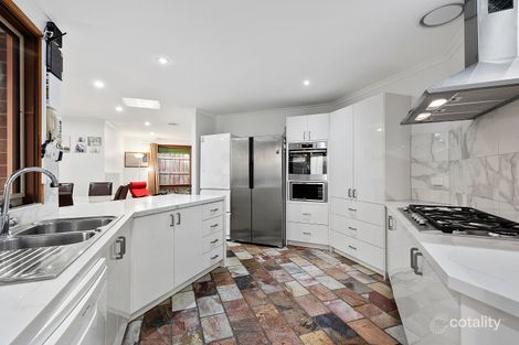 Property photo of 10 Southwell Close Endeavour Hills VIC 3802