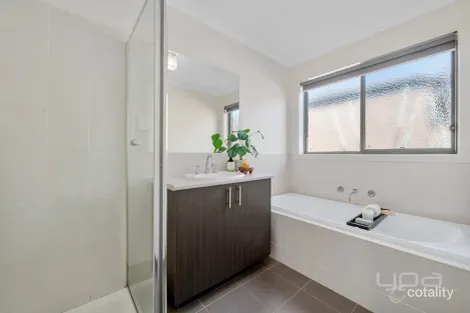 Property photo of 21 Stringybark Avenue Brookfield VIC 3338