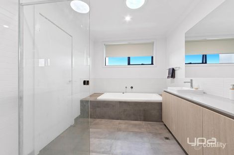 Property photo of 68 Oakden Crescent St Albans VIC 3021