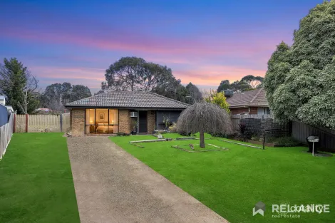 8 Banksia Ct, Romsey, VIC 3434