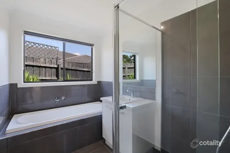 Property photo of 2 Palm Square Drouin VIC 3818