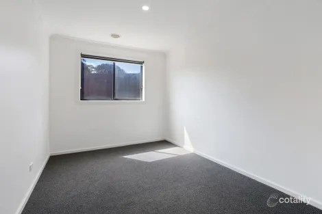 Property photo of 2 Palm Square Drouin VIC 3818