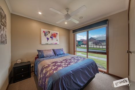 Property photo of 2/17 Lydia Mary Drive Berwick VIC 3806