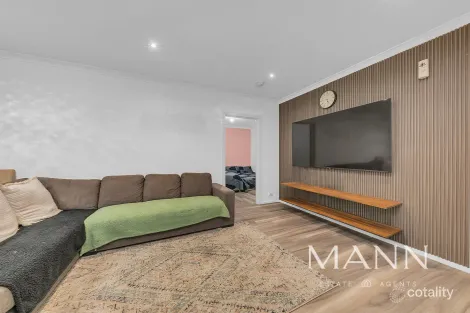 Property photo of 10 Ryrie Grove Wollert VIC 3750