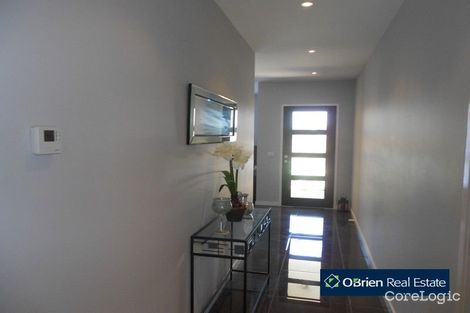 Property photo of 11 Connewara Crescent Clyde North VIC 3978