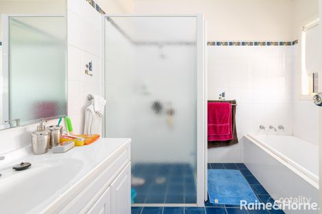 Property photo of 2/7 Rosella Place Mount Austin NSW 2650
