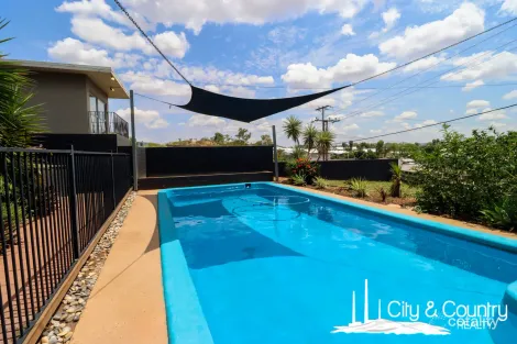 73 Deighton St, Mornington, QLD 4825