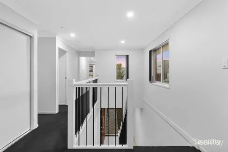 Property photo of 5 Bedford Crescent Spring Mountain QLD 4300