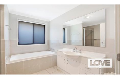 Property photo of 16 Bulbul Crescent Fletcher NSW 2287