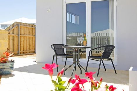 8 Seaside Ave, Yanchep, WA 6035