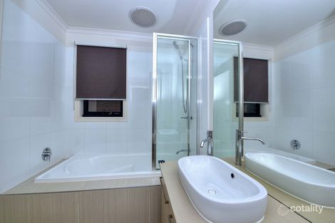 Property photo of 2 Dresden Drive Waterways VIC 3195