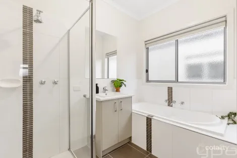 Property photo of 2/15 Cottrell Street Werribee VIC 3030