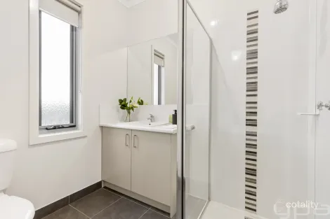 Property photo of 2/15 Cottrell Street Werribee VIC 3030