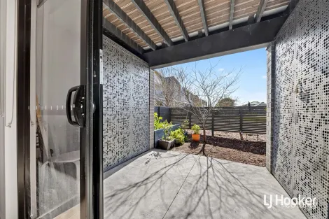 Property photo of 16 Broadside Walk Point Cook VIC 3030