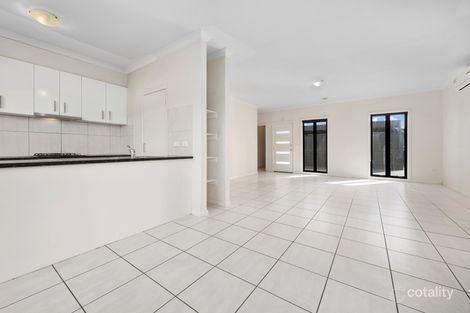 Property photo of 2/33 Cormorant Crescent Werribee VIC 3030
