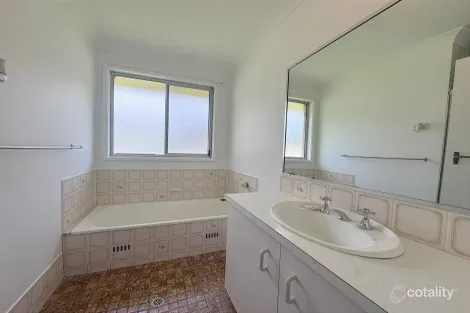 Property photo of 10 Sapphire Drive Tarro NSW 2322