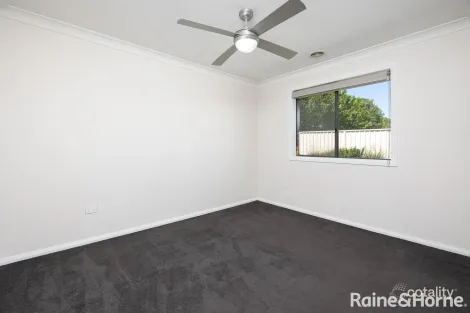 Property photo of 2/56 Ross Parkway Gobbagombalin NSW 2650