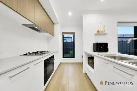 Property photo of 560 Brookfield Boulevard Mickleham VIC 3064