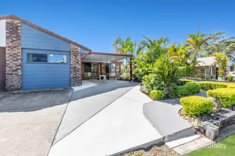 1/6 Robin Joy Cl, Labrador, QLD 4215